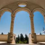 Al centro fa bella mostra di s� una balconata, l� dove quattro colonne sorreggono tre archi che vanno a formare una graziosa trifora